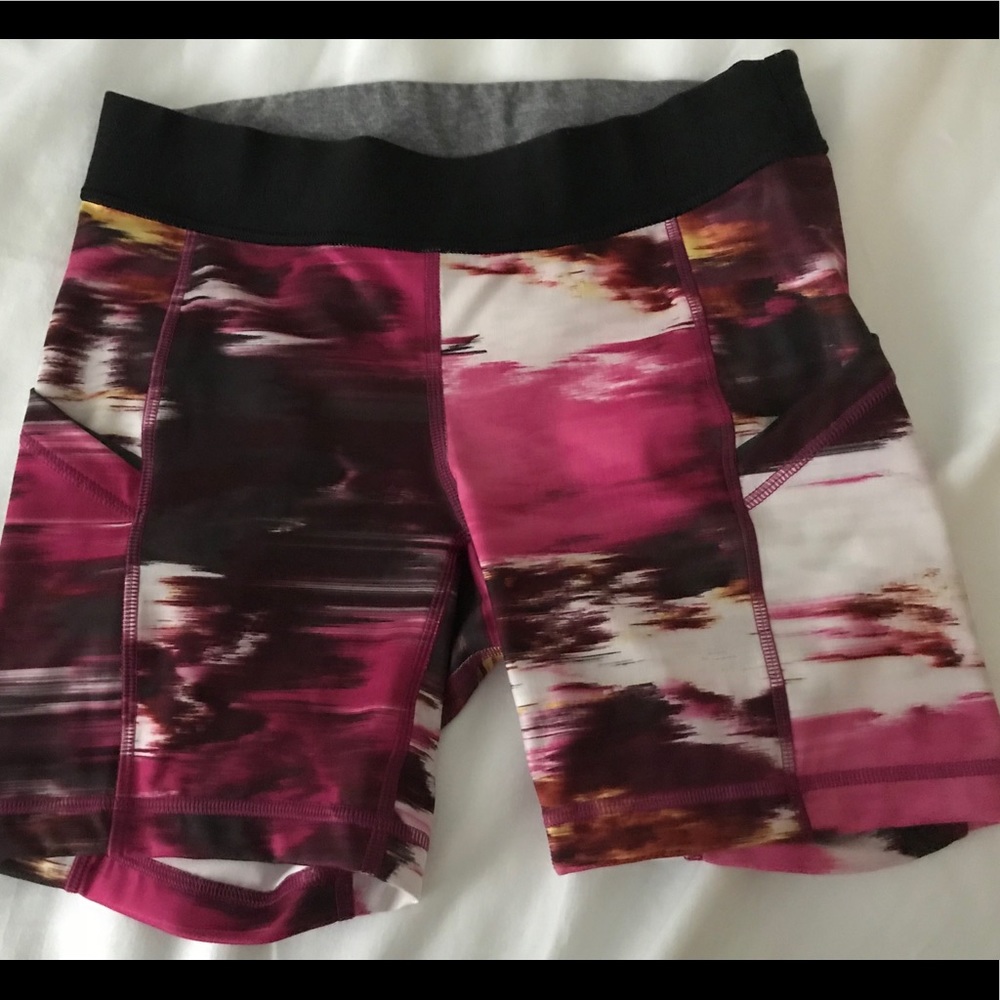 Lululemon biker shorts with pockets on side